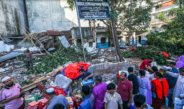 রাজধানীতে টিকাদান কেন্দ্রে হামলা, ভাঙচুর-লুটপাটের অভিযোগ