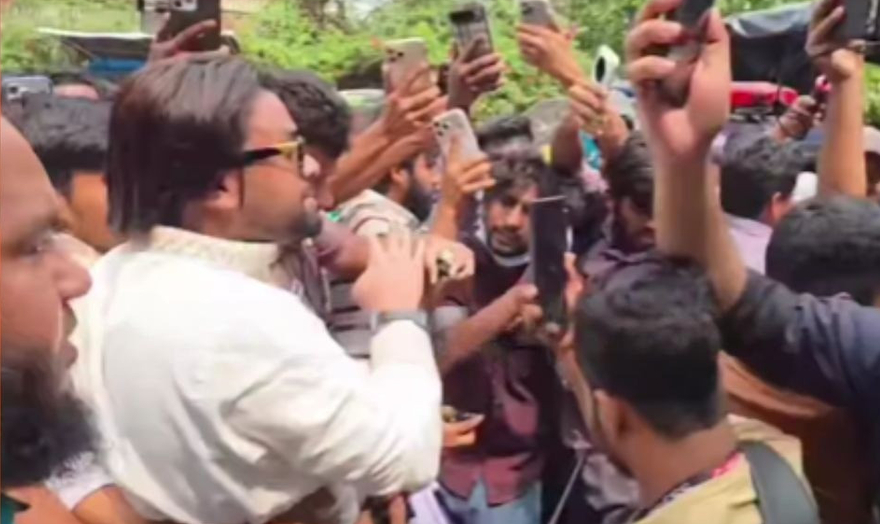 রবীন্দ্রনাথের গ্রাফিতিতে কালি: আটক ৪ জনকে রাষ্ট্রদ্রোহ মামলায় গ্রেপ্তার দেখাল পুলিশ