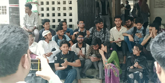 ঢাবিতে ৭ শিক্ষার্থী আহতের ঘটনায় প্রক্টর অফিস ঘেরাও, পাঁচ দফা দাবি