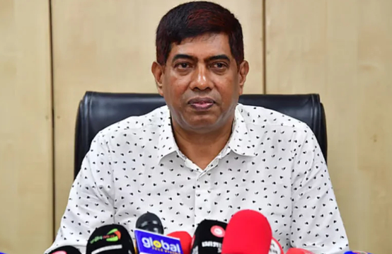 অস্ত্র হাতে প্রতিমন্ত্রী ইশরাক: আইনের ব্যত্যয় হলে ‘ব্যবস্থা নেবে পুলিশ’