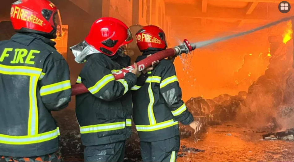 কেরানীগঞ্জে আমান প্লাস্টিক কারখানায় আগুন, নিয়ন্ত্রণে ৮ ইউনিট