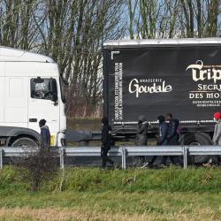 ব্রিটেনগামী ফ্রিজ লরি হতে ১৩ অবৈধ অভিবাসী উদ্ধার