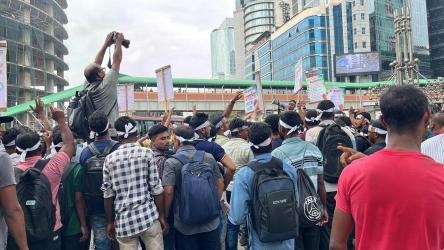 কারওয়ান বাজারে মালয়েশিয়া গমনেচ্ছুদের বিক্ষোভ