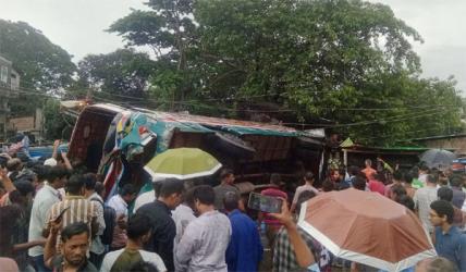 ফেনীতে নিয়ন্ত্রণ হারিয়ে বাস উল্টে পড়লো দোকানে, নিহত ৩