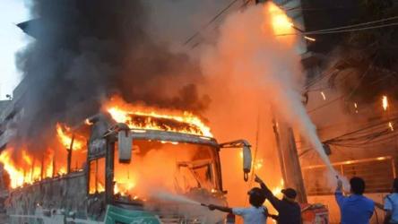 রাজধানীর মিরপুরে যাত্রী নামিয়ে বাসে আগুন-গুলি