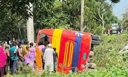  মাধবপুরে সিলেটমুখী যাত্রীবাহী বাস খাদে, আহত অর্ধশত