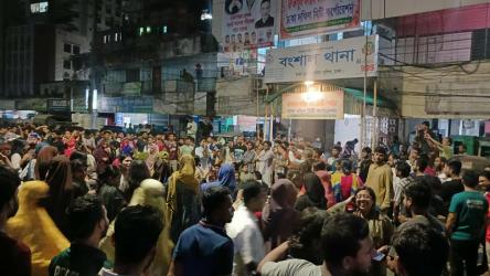 জুবায়েদ হত্যার বিচার দাবিতে বংশাল থানার সামনে জবি শিক্ষার্থীদের অবরোধ