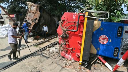 চালবাহী ট্রাকের ধাক্কায় পড়ে গেল ট্রেনের ইঞ্জিন, নিহত ১