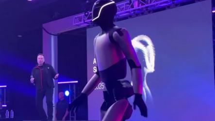 সর্বোচ্চ বেতনভুক্ত হওয়ায় রোবটের সঙ্গে নেচে উচ্ছ্বাস ইলন মাস্কের 