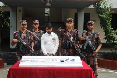 যশোরের তারাগঞ্জ থেকে ৯০০ গ্রাম স্বর্ণসহ এক ভারতীয় নাগরিককে আটক করেছে বিজিবি