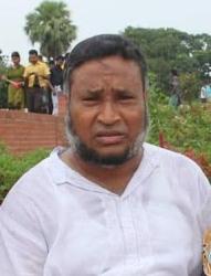 জুম্মার নামাজ শেষে রক্তাক্ত হামলা: জমি বিরোধে প্রাণ গেল বাবার, হাসপাতালে ছেলে 