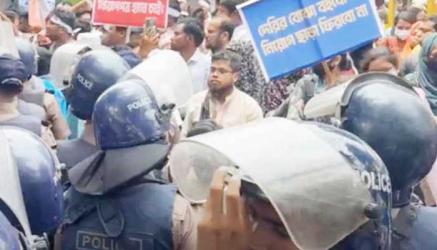 নিয়োগপত্রের দাবিতে ফের উত্তাল শাহবাগ, মুখোমুখি শিক্ষক-পুলিশ