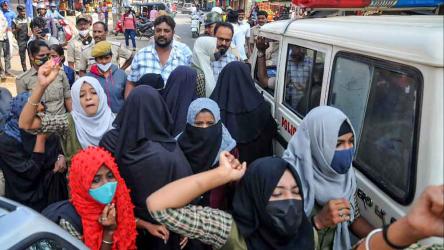 স্কুলে হিজাব পরার অনুমতি দিলো কর্ণাটক সরকার