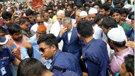 ‘স্বপ্নের সেতু’ নির্মাণ সম্ভাব্যতা যাচাইয়ে গিয়ে অবরুদ্ধ সেতুমন্ত্রী