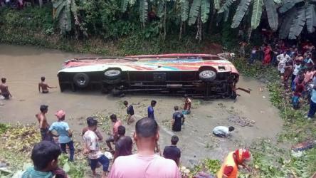 কুষ্টিয়ায় যাত্রীবাহী বাসের সঙ্গে ট্রাকের সংঘর্ষ, নিহত ৪