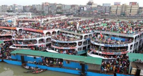 বৈরী আবহাওয়া: সদরঘাটে লঞ্চ চলাচল সাময়িক বন্ধ