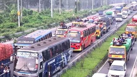 ঢাকা-টাঙ্গাইল-যমুনা সেতু মহাসড়কে ৪৫ কিলোমিটার যানজট