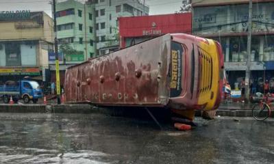 রাজধানীতে বাস দুর্ঘটনায় চারজনের মৃত্যু, আহত ১০