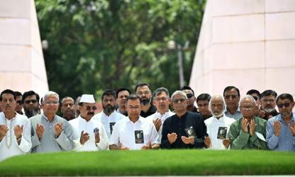 জিয়াউর রহমানের সমাধিতে শ্রদ্ধা জানালেন তারেক রহমান