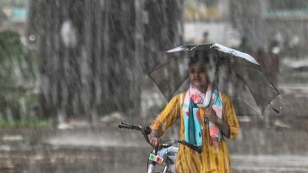দেশের তিন জেলায় বজ্রবৃষ্টির সম্ভাবনা, নদীবন্দরে সতর্কতা