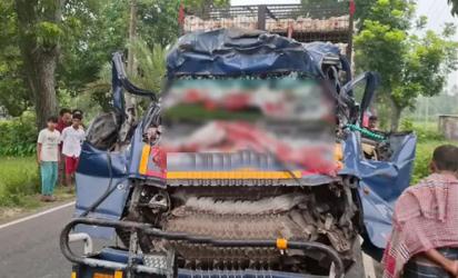টাঙ্গাইলে দাঁড়িয়ে থাকা ট্রাকের পেছনে পিকআপের ধাক্কা, নিহত ৪
