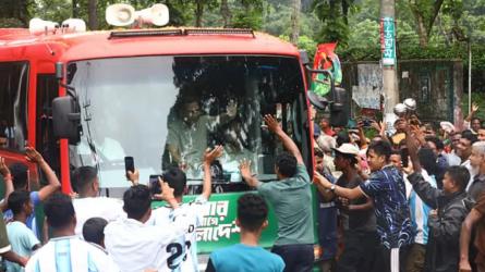 সিলেটে পৌঁছে সড়কপথে মৌলভীবাজারের উদ্দেশে রওনা হয়েছেন প্রধানমন্ত্রী