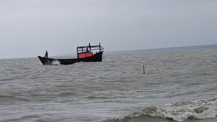 বঙ্গোপসাগরে ট্রলারডুবি, ১৬ জেলে উদ্ধার হলেও নিখোঁজ ২