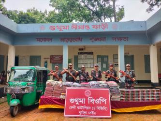 ফেনী সীমান্তে বিজিবি’র অভিযানে ১ কোটি ৫৬ লক্ষ ৬৯ হাজার টাকা মূল্যের ভারতীয় শাড়ী ও মোবাইল ডিসপ্লে জব্দ