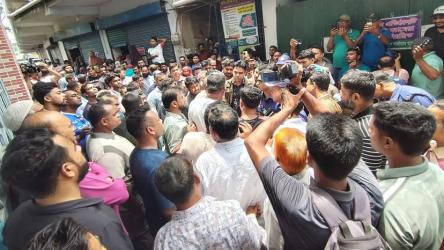 জামায়াতের এমপির বাড়ি ভাঙচুর, মহাসড়ক অবরোধ
