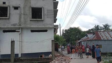 ছাদ থেকে রড নামাতে গিয়ে বিদ্যুৎস্পৃষ্টে দুই শ্রমিকের মৃত্যু