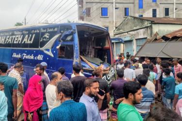 বগুড়ায় বাসচাপায় নিহত বেড়ে ৭ 