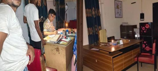 শ্রীমঙ্গল সরকারি হাসপাতালে বিদ্যুৎ গেলে মোমবাতির আলোয় জরুরি চিকিৎসা