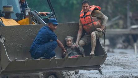 নেপালে ধ্বংসস্তূপ থেকে ৯৭ বছর বয়সি বৃদ্ধাকে জীবিত উদ্ধার