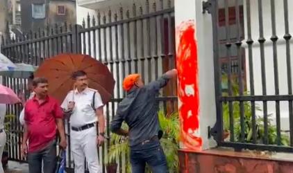 শুভেন্দুর হুঁশিয়ারির পরই আনন্দবাজার পত্রিকা অফিসে হামলা