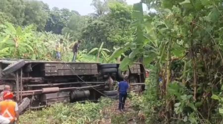 গোপালগঞ্জে যাত্রীবাহী বাস খাদে পড়ে প্রাণ গেল ৩ জনের