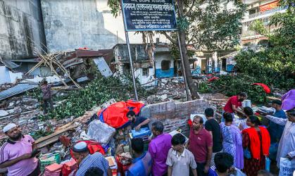 রাজধানীতে টিকাদান কেন্দ্রে হামলা, ভাঙচুর-লুটপাটের অভিযোগ
