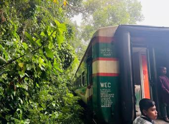 লাউয়াছড়ায় হুক ছিঁড়ে আটকা পাহাড়িকা এক্সপ্রেস, সিলেটের সঙ্গে রেল যোগাযোগ বন্ধ