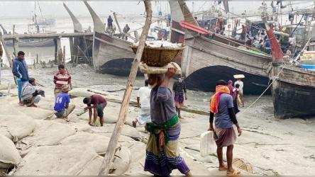 সাড়ে ৬ লাখ জেলে পরিবার পাচ্ছে ১৬৫৭ মেট্রিক টন চাল