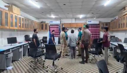 ‘কালকের দিন সময় দিলাম, না হলে সবার আগে তোর লাশ পড়ে থাকবে’